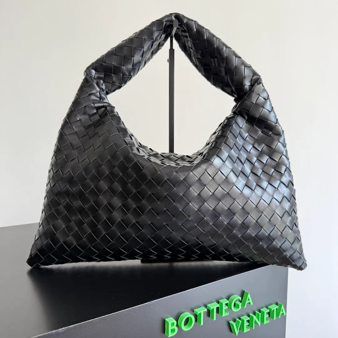 Batch 1960 It seems that this bag from BV has been popular recently ~ The new Hop is really not too beautiful. The whole bag has no seams. The bag body and handles are made of one piece of leather. It reflects the style and essence of Bottega Veneta. It truly represents craftsmanship and creativity. The large size has a very loose and lazy upper body. Big bag lovers will definitely not regret buying it. Style number: 796262 Size: 46*21*10cm